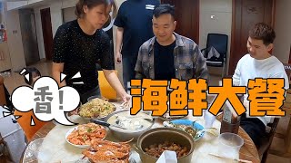 It is the first time for Ziwei to eat at QingSister’s house, and he wants big seafood