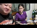 越南🇻🇳老婆来父母家喝多了竟然告状，说我平时约妹子！给她脖子种了一堆草莓🍓！@vn9988