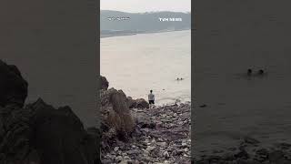 Nghe An: While swimming alone, a young man became exhausted and was fortunately rescued by locals.