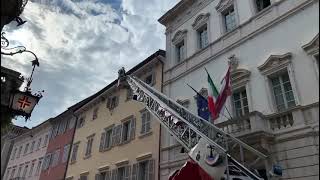 Vigili del fuoco in azione in centro a Trento