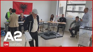 Ka 14 muaj me paterica, qytetari në Kuçovë shkon të votojë dhe u bën apel të rinjve qe të votojnë