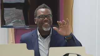 Mayoral candidate Brandon Johnson hoping to make late surge into runoff