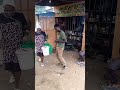 kijana mlevi akisakata ngomah