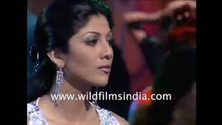 Shilpa Shetty dancing to Bollywood tunes on set in Fareb