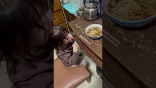 女兒吵吃牛肉麵，小孩也難逃美食，誘惑