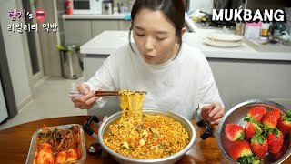 리얼먹방:) 초심먹방! 굴 듬뿍 넣은 굴짬뽕라면 (ft. 알타리김치) ★ 디저트는 딸기ㅣOyster Ramyun \u0026 StrawberryㅣREAL SOUNDㅣASMR MUKBANGㅣ