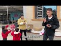 feng feng received a watermelon new year s gift and opened the gift box with bao ma and her children