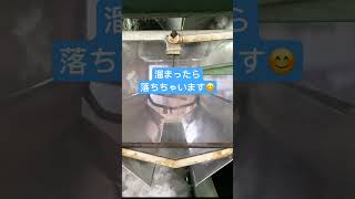 鞆のふとん家の綿を作る機械🏭ちょっとupで撮影してみました。わたが一定の量になったら落ちちゃいます🫡 #ふとん #寝具 #鞆のふとん家 #工場見学 #日本製 #クッション #機械