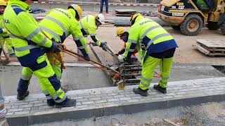 09.04.2021 - Układanie nawierzchni zatoki autobusowej oraz układanie podbudowy z betonu asfaltowego