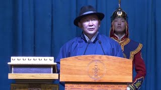 Martial arts expert sworn in as Mongolian president (2)