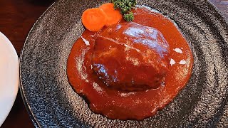 おふさいど  Cafe and Restaurant　　　　　　　　　　　　　　　　デミグラスソースハンバーグランチとクランベリージュース