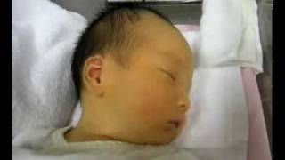 Little Winston 哈哈邊睡邊打咯 (17Days)