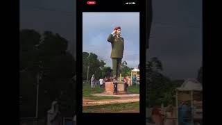 Tumban estatua del dictador Chávez