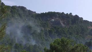 Short clip of a water bomber helicopter in Grazalema helping to control a forest fire.