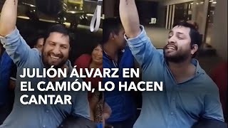 Julión Álvarez en el camión, pasajeros lo hacen cantar