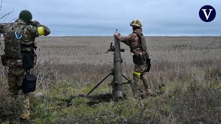 Soldados ucranianos disparan morteros a las posiciones rusas en la región de Járkiv