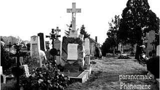 Geistergestallt auf Friedhof Fotografiert (keine Fälschung)