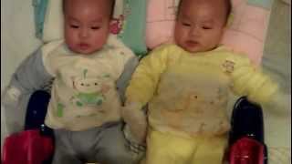 2012.03.28 Twins 踢踢樂，1分5秒，哥哥發現媽咪錄影，眼睛一亮努力踢踢~!!