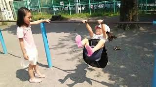 4歳 幼稚園 年少 娘 逆上がり horizontal bar back hip circle pull over kids 4years old daughter 夏休み 逆上がり出来るまでの挑戦