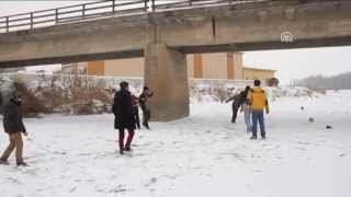 Donan nehir üzerinde futbol oynuyorlar