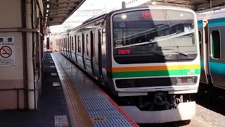 E231系1000番台U508編成+E233系3000番台E-51編成が上野東京ライン東海道線直通普通熱海行きとして大宮駅3番線に入線到着停車するシーン(1557E)2024/01/01