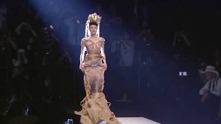 Model can't walk in a huge Haute Couture dress during the Chinese fashion show \