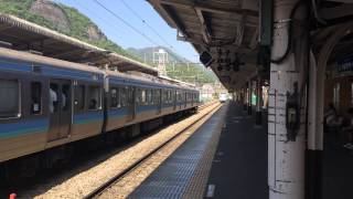 大月駅189系通過