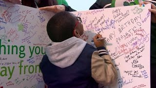 ATL@PHI: Phans sign birthday card for Phanatic