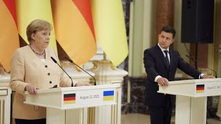 À Kiev, Angela Merkel tente de rassurer sur le gaz russe