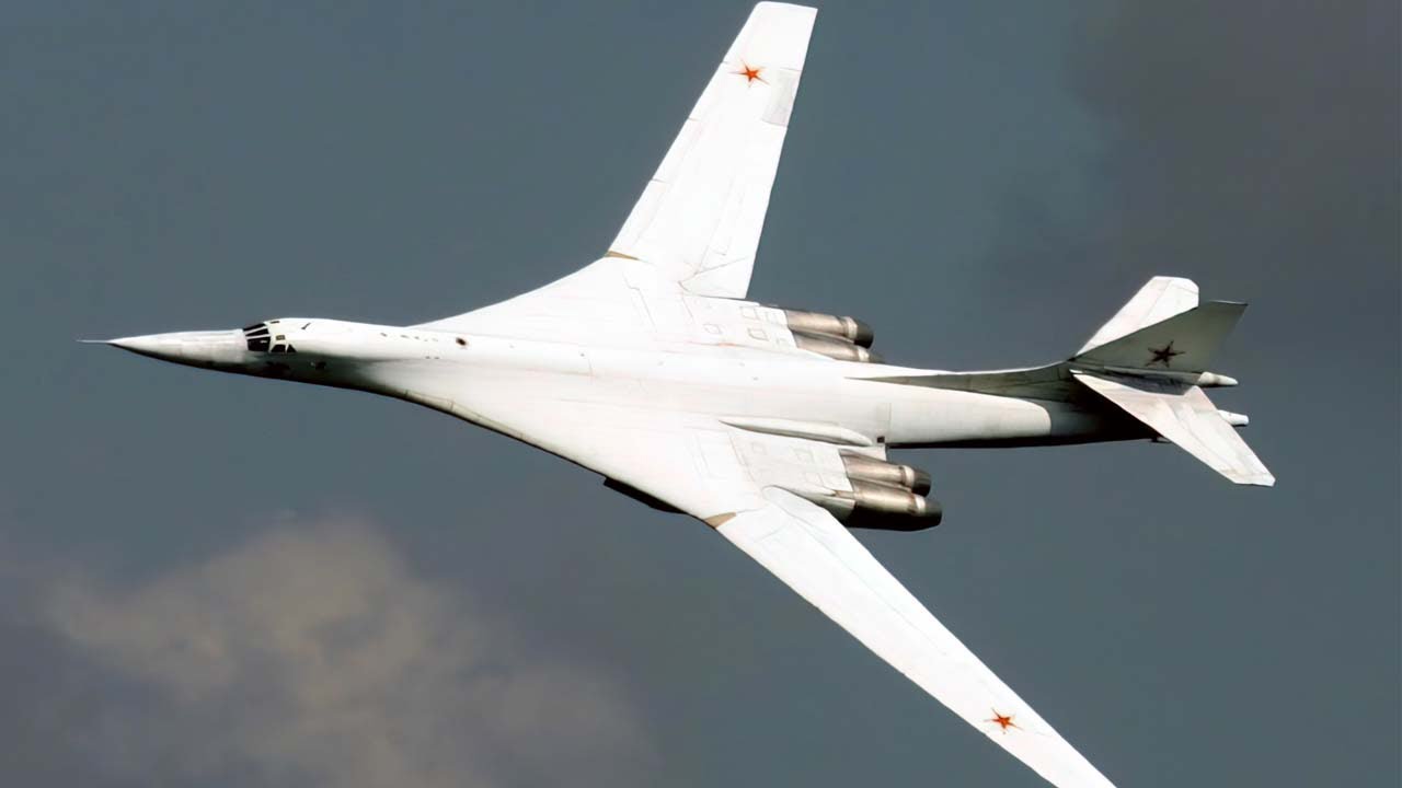 Russia Is Making The World's Largest Bomber Even More Powerful - Tu-160 ...