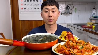 미역국에 밥 말아서 생김치랑 맛있게 먹었습니다 속편하게 은근히 계속 들어가는 미역국 먹방MUKBANG