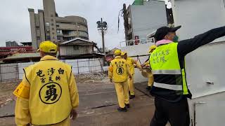 媽祖跑到燒掉的苑裡市場空地，指示燒金紙，老阿婆在苑裡車站祈求，2024白沙屯媽祖北港進香