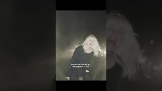 Billie Eilish、新MVでは真夜中25台の車が暴走する中、スタントなしの一発どり #Shorts