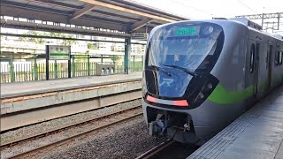 1136次北湖發車經由宜蘭線開往瑞芳的銀綠色微笑號EMU900型十輛一編組EMU943區間車