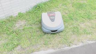 黙々働く ホンダのロボット草刈り機　グラスミーモ