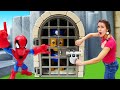 Patrulla Canina  y Spiderman en el Castillo. La Guardería Infantil. Vídeos de juguetes para niños.