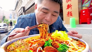 【超小厨】自家米线店泡椒牛肉米线随便吃！牛肉细嫩酸辣爽滑，味道巴适的板！