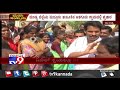 nikhil kumaraswamy convinces angry women voters with lemon while campaign in maddur mandya