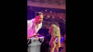 Romeo Santos besa a una Fans en la Boca en pleno concierto #romeosantos #romeo #shorts