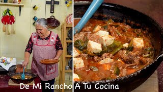 Haciendo Un Bistec De Rancho Con Rajas y Queso En Chile Rojo