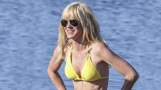 Anna Faris Shows Off Her Rock Hard Abs as She Channels Goldie Hawn Onset of 'Overboard'