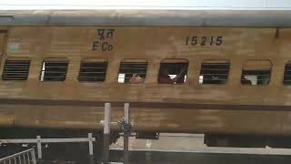 18478 Yog Nagari Rishikesh (Haridwar)--Puri Kalinga-Utkal Express at high speed near Mathura Jn