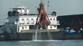 1月28日クレーン船第18中村丸の浚渫(Dredging of Crane Vessel 18th Nakamura Maru )