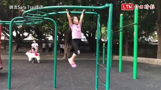 狂！4歲小女孩超強臂力 公園大玩單槓驚呆網友(網友Sara Tsai提供)