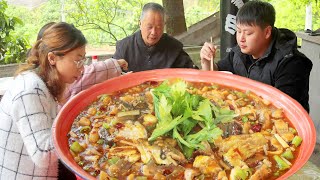 朋友点菜“大蒜鲶鱼”，德哥买条钳鱼，做道家常大蒜钳鱼，鲜嫩可口，吃的巴适【三德子美食】