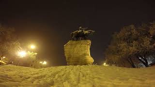 Light play of melting snowflakes on the camera lens - St. Stephen's statue, Makó (time-lapse)