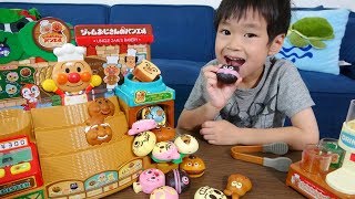 レオくんとあーやんがアンパンマンのパン屋さんで遊ぶよ！ レオスマイル