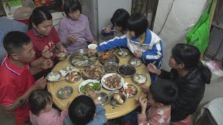 小池做一顿超棒的海鲜大餐，椒盐皮皮虾、油焗大青蟹等，吃的干净