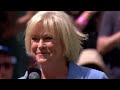 wimbledon crowd rise to celebrate sue barker wimbledon 2022