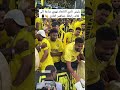 شاهد رئيس نادي الاتحاد يُهدي ساعة إلى قائد رابطة جماهير النادي 👏⌚️‎ ‎ الاتحاد_الهلال